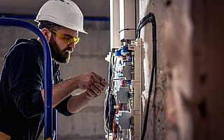 Planujesz budowę domu? Sprawdź, w czym pomoże Ci elektryk